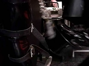Rubber slaaf afgericht door vrouw